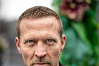 Tobias Santelmann ute av «The White Lotus»