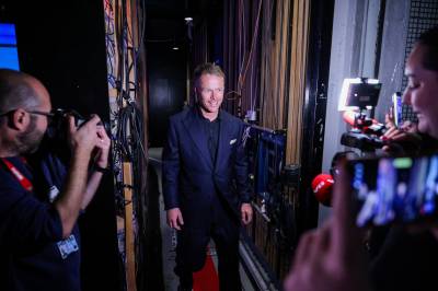 Debatten: Kaster terning på seg selv