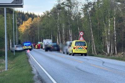 To personer til sykehus etter ulykke. Veien er stengt.
