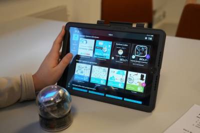 Elever fikk prøve seg som robotingeniører: – Veldig kult