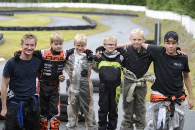 Kø for å teste den oppgraderte gokartbanen