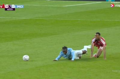 Her reduseres Liverpool til ti mann i toppoppgjøret mot Man. City