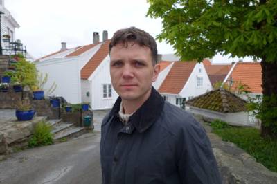 Kjørte forbi åstedet. Så kom presten på døra