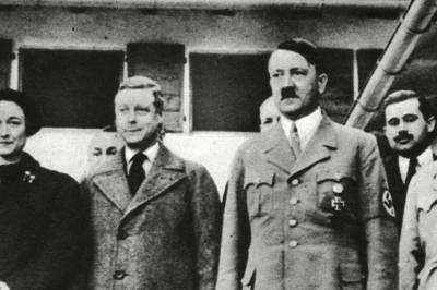 Her står eksprinsen ved siden av Hitler