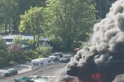 Brann i kjøretøy: – Trolig synlig fra hele byen
