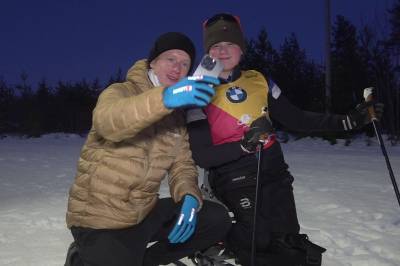 Her trener «Team Pølsa»-Kornelius med skiskyterlegenden