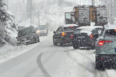 Bil har kjørt utfor: – Speilglatte veier