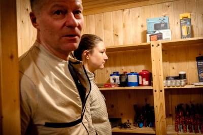 Far og datter er beredskapsvenner. Matlageret er hos han, peisestua er hos henne.