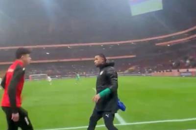 Ikke vist på TV: Spiller dratt ned av ballgutter