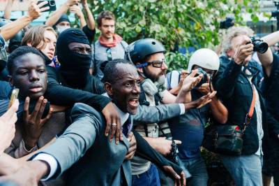 Paris holder pusten: Nye protester i dag