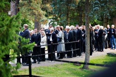 Tar farvel med prinsesse Astrid – lange køer ved Ris kirke