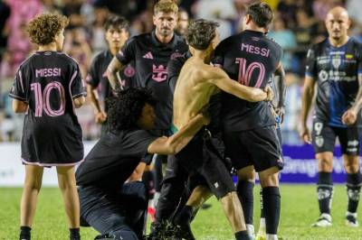 Her blir Messi lagt i bakken av banestormer – fullt kaos i Puerto Rico