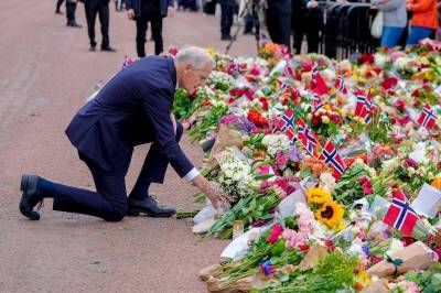 Jonas Gahr Støre la ned blomster