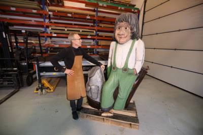 Ein trollmann med sag, kniv og hoggjern