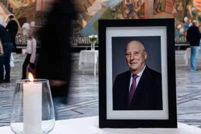 Kong Haralds gravferd: Minnesamling i Oslo rådhus