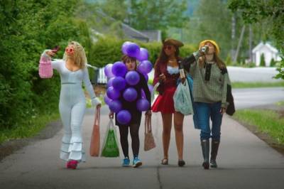 Kino- og strømmetips: Havfolk, jentestemning og Netflix-smuss.