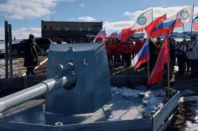 Russland markerte seiersdagen på Svalbard med sovjetiske flagg og ungdommer i marineuniformer