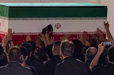 Irans nye leder har ikke vist seg offentlig. Dukker han opp i sin fars begra­velse?