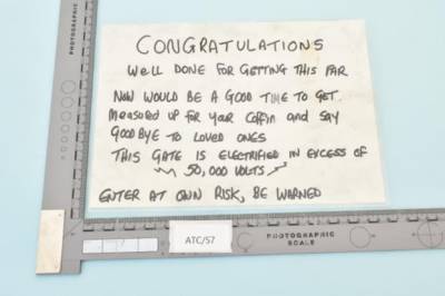 Alene hjemme – med bomber og flammekaster