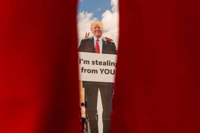En rød klut foran nesen til Donald Trump?
