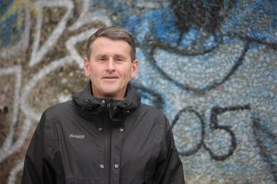 Arbeider i fjellskjæringen langs gang- og sykkelvegen i Aksdal vest