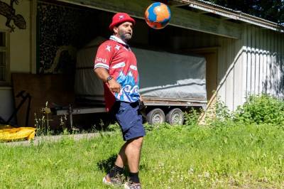 Landslagsdraktene til Amir Asgharnejad fra Kristiansand har solgt over 4 millioner kroner