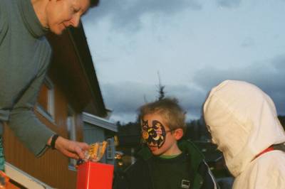 - Yngstemann dro på Halloweenfest, mens 12-åringen satt uten innbydelser