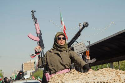 Hva skal til for å få kvinner til å støtte krig? Iran satser på rosa våpen.