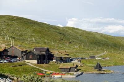 Nå kan ombyggingen av fjellstua starte – og slik skal de holde folk vekk fra villreinen