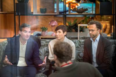 Møter pressen på Høyres hus