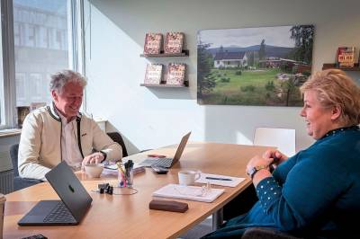 Gunnar Stavrum skriver Erna Solbergs biografi i karantene