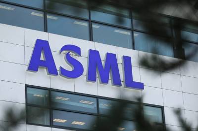 ASML rykker til på børs etter oppjustering og tallslipp