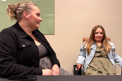 Norvella (8) bruker tegnspråk for å snakke med mamma – nå får hun ikke lenger opplæring