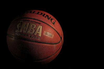 San Antonio Spurs holder NBA-finalen i live med sin første seier mot NY Knicks