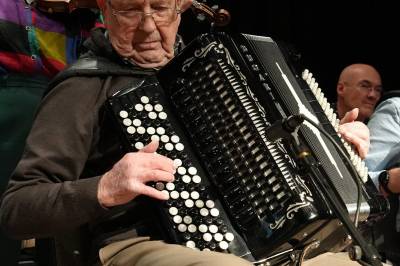 98-åringen har ennå ikke lagt trekkspillet på hylla