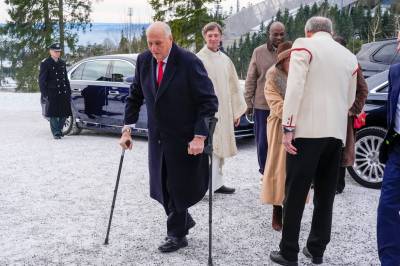 Kongeparet til julegudstjeneste- med Durek Verrett og Märtha Louise