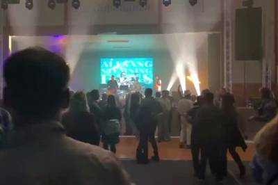 Her fyrar gulingane opp stemninga i hallen