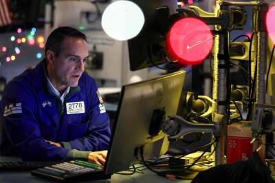 Wall Street åpner forsiktig – Paramount hopper fem prosent