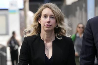 Elizabeth Holmes slapp kameraene inn før soning
