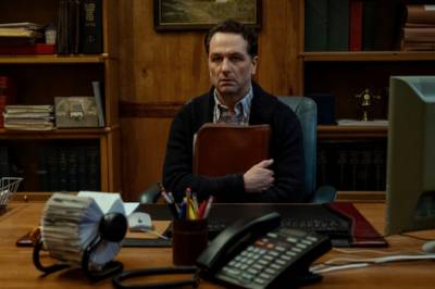 Historisk Emmydryss på Apple og Matthew Rhys.