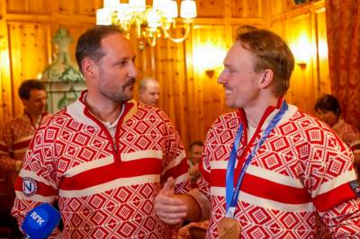 Kong Haakon trer ut av hovedkomiteen til alpin-VM i Narvik