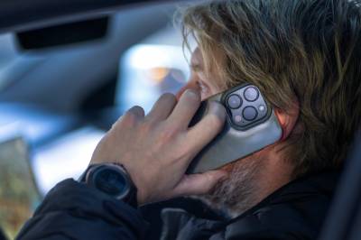 Stor forskjell på kvinners og menns mobilbruk