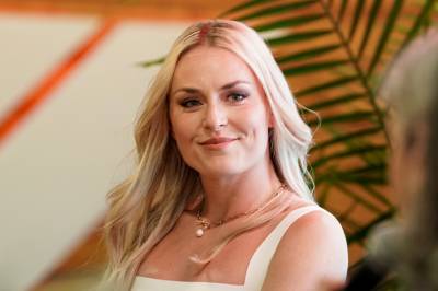 Lindsey Vonn dukker opp igjen uten krykker på Met Gala, tre måneder etter OL-ulykken