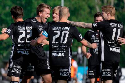 Full fart med fotball på OA-TV