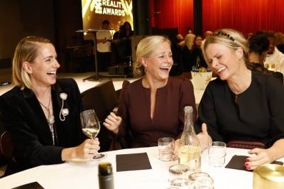 Se bildene: Inne på festen