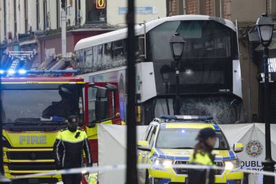 En død og tre skadde etter at buss kjører på fotgjengere i Dublin sentrum