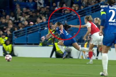 Her blir hun lugget i håret