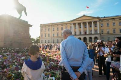 Støre på Slottsplassen igjen – snakket med folk og leste hilsener