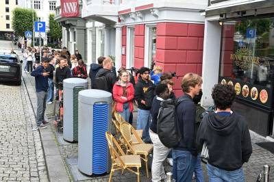 Gir vekk 500 burgere: – Har stått her i en time