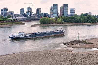 Lasteskip med Mercedes-Benz-biler har gått på grunn i Düsseldorf